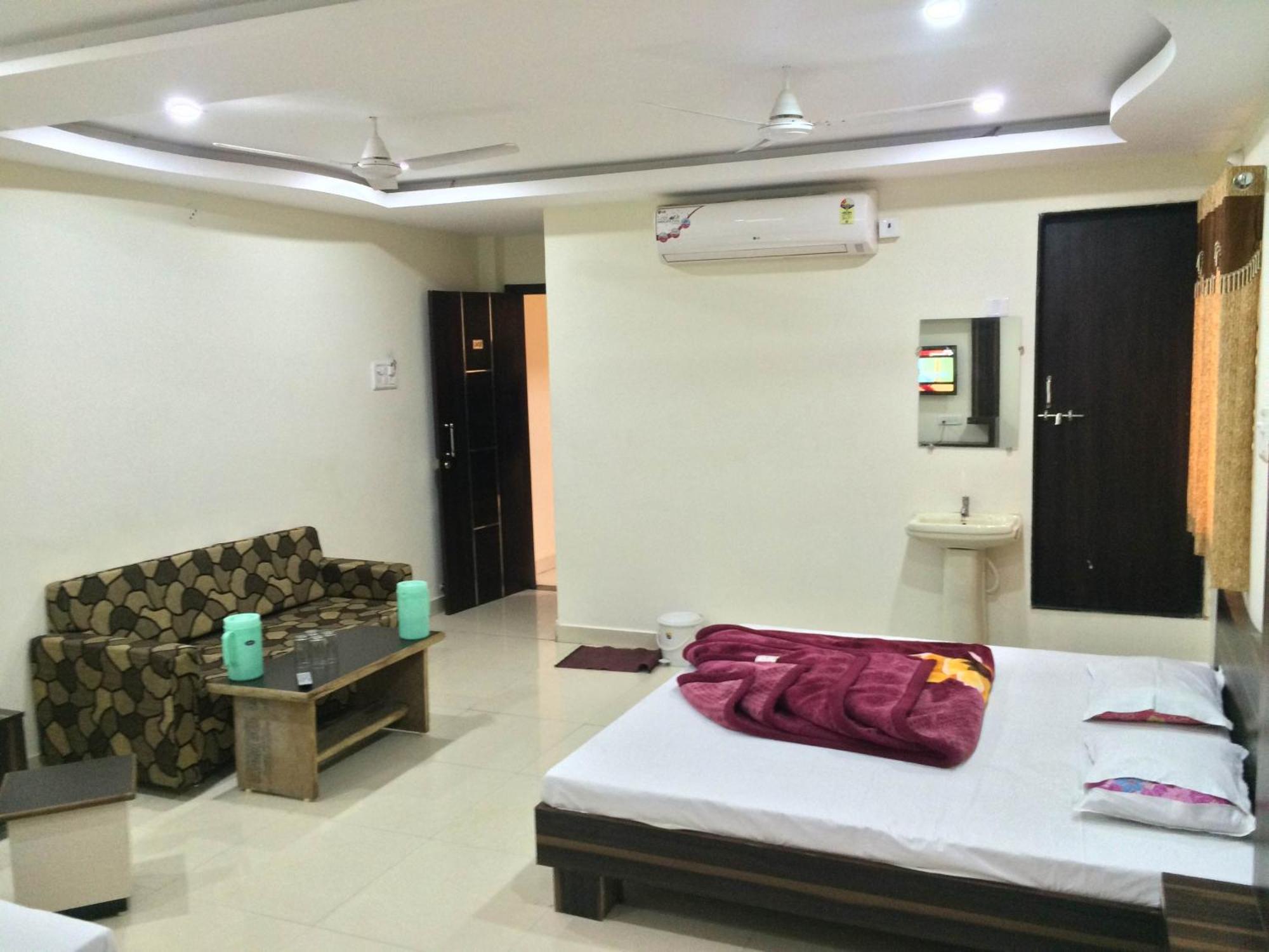 Hotel Vrandavan Palace Near Mahakal Temple Ujjain Esterno foto