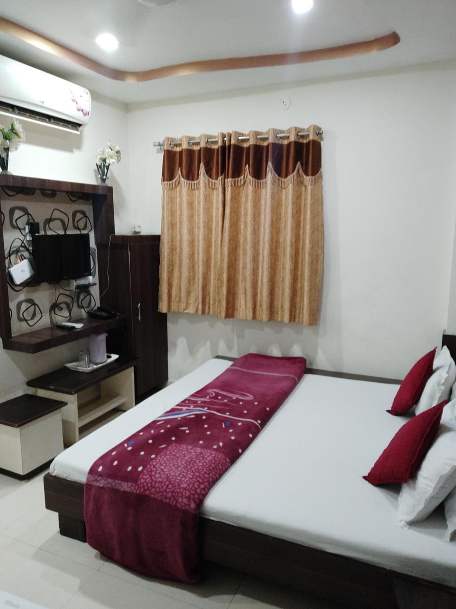 Hotel Vrandavan Palace Near Mahakal Temple Ujjain Esterno foto