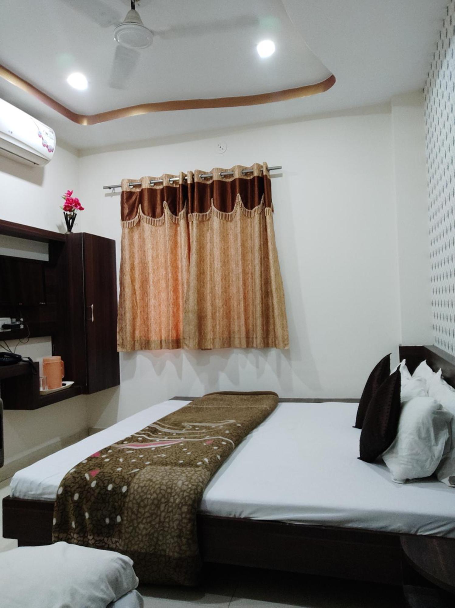 Hotel Vrandavan Palace Near Mahakal Temple Ujjain Esterno foto